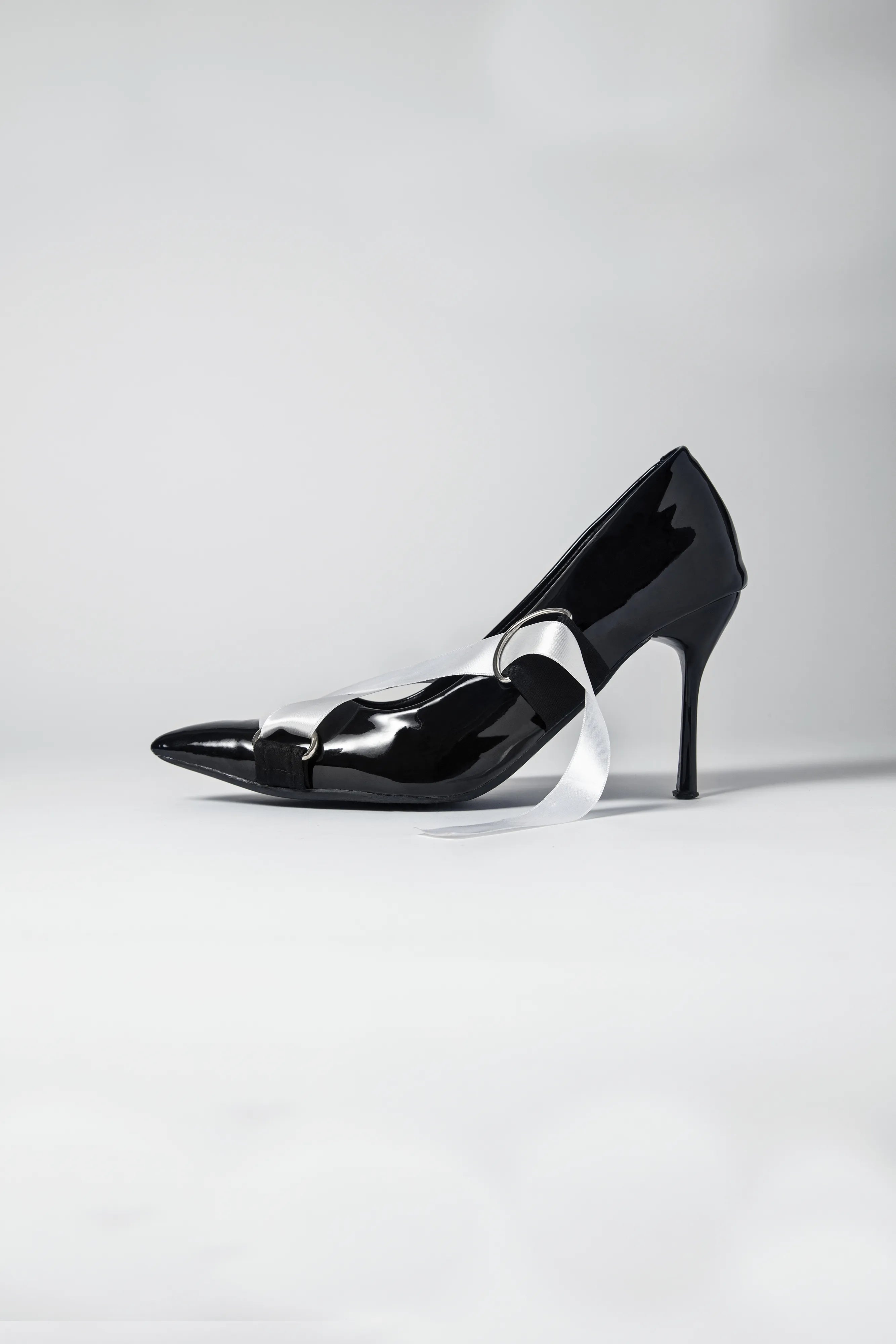 Ribbon Pumps White